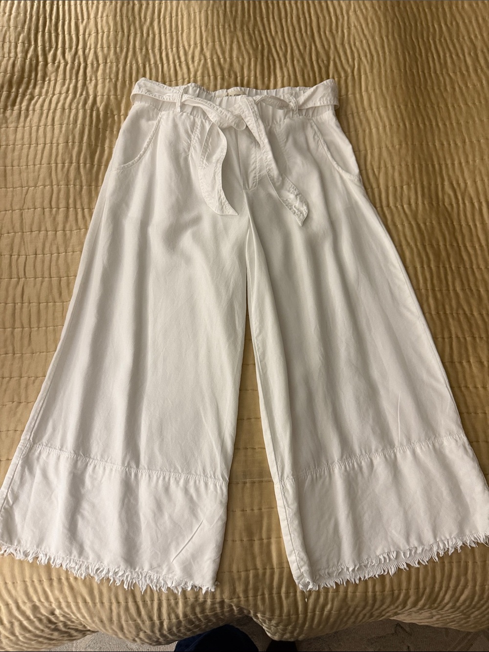 cloth & stone White Elastic-Waist Wide Leg Frayed Hem Cropped Pants